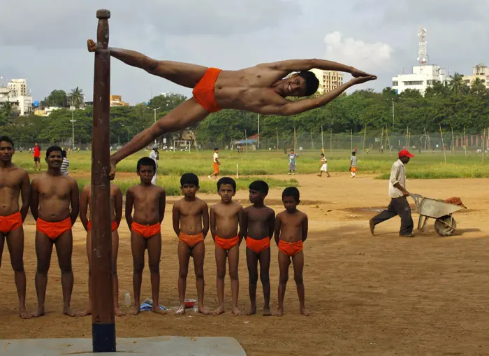 הודי מתאמן בהתעמלות על מוט לקראת פתיחת משחקי חבר העמים הודו