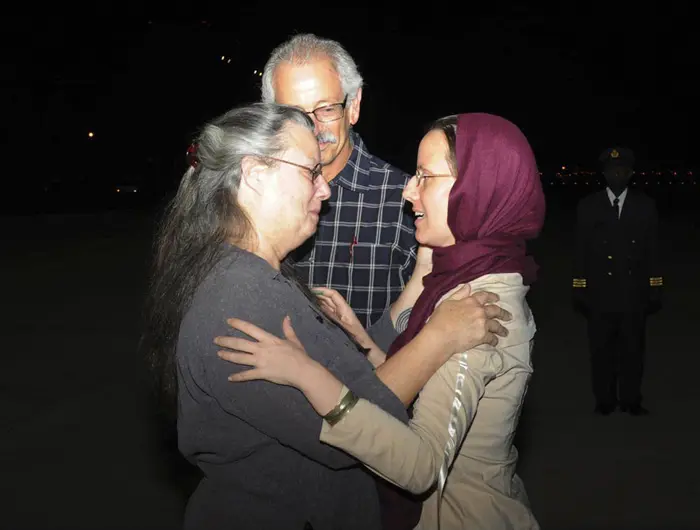 שרה שורד נוחתת בעומאן אחרי שחרורה מהכלא האירני אירן ארצות הברית