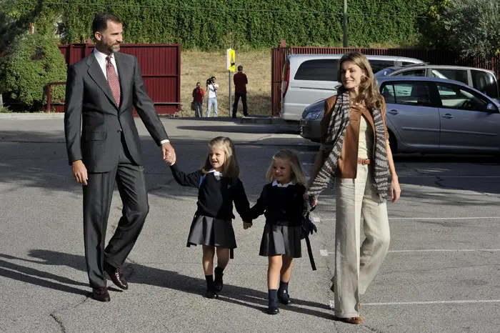 נסיך הכתר הפסרדי פליפה והנסיכה לטיציה לוקחים את בנותיהם לביה"ס ביום הראשון ללימודים ספרד