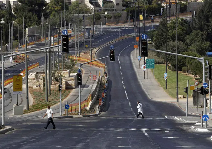 מומלץ להישאר במקומות מוצלים וממוזגים. יום כיפור בירושלים