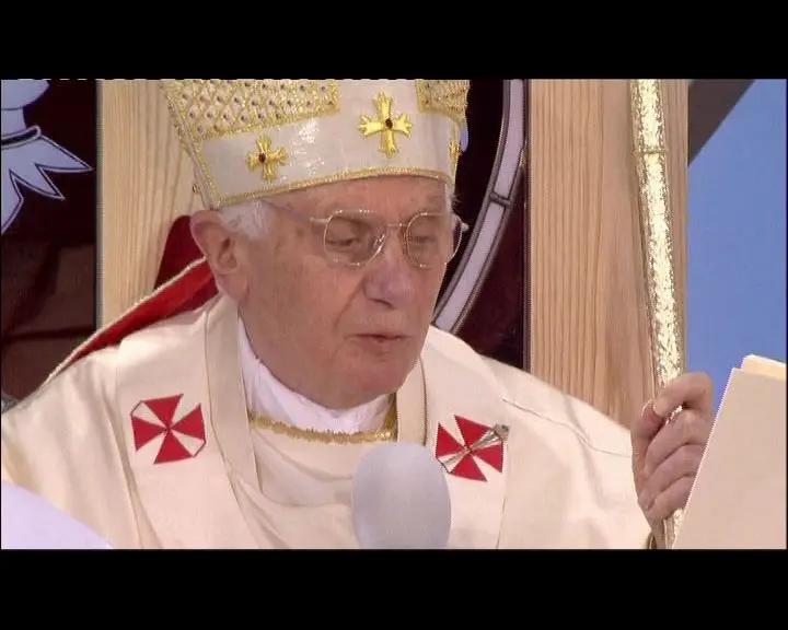 "מקווה שהעולם הולך לקראת שלום", כתב אחמדינג'ד לאפיפיור