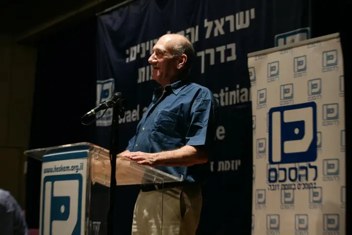 אהוד אולמרט נואם ביוזמת ז'נבה