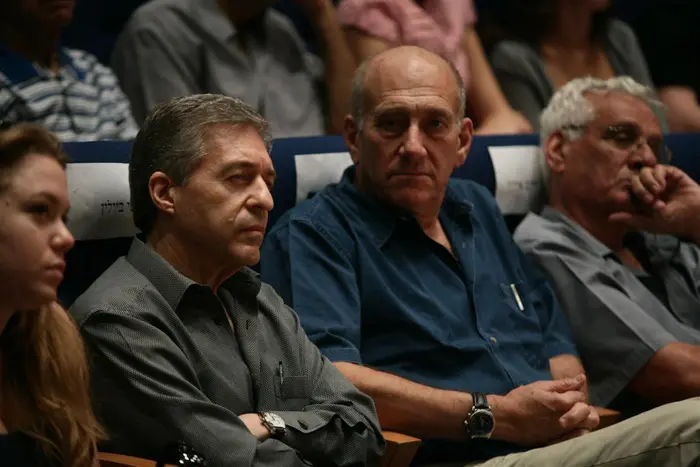 "לא רוצה להיות נביא זעם, אבל אנו עלולים לשלם מחיר כבד על מדיניות החוץ של הממשלה". אולמרט