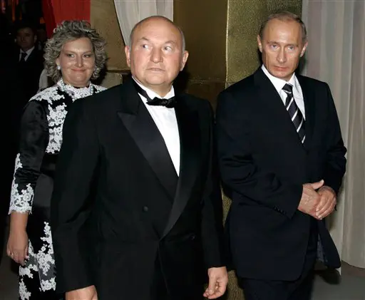 איבדו בו את האמון.  לוז'קוב ואשתו בטורינה עם ראש ממשלת רוסיה ולדימיר פוטין