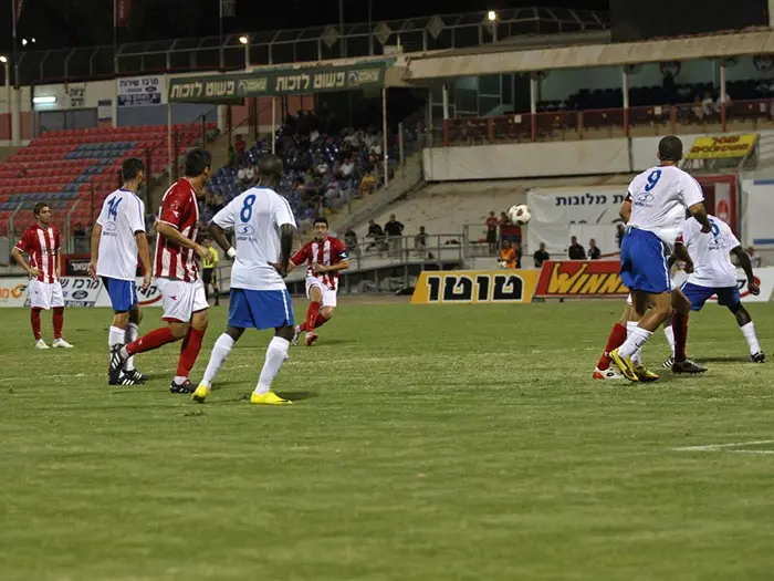 שער טיפוסי בכדור חופשי, אך זה לא הספיק. רביבו בפעולה