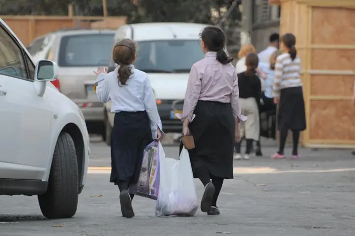 אם בי"ס הוא על-אזורי, אוכלוסיית הפוטנציאל שלו גדולה ביותר, ולכן אין לו ברירה אלא לבחור רק בחלק מהמועמדים הפוטנציאליים