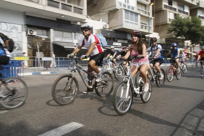 האם יש לאסור רכיבת אפניים בכבישים?