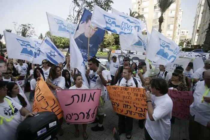 "מוות לערכים". עשרות מול ביתו של ברק