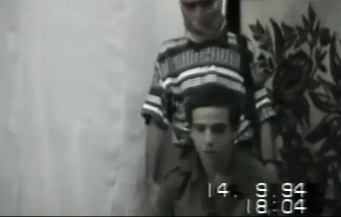 בין המשוחררים: המעורבים ברציחתו וחטיפתו של נחשון וקסמן ב-94'. נחשון וקסמן. מתוך הסרט "הספירה לאחור"