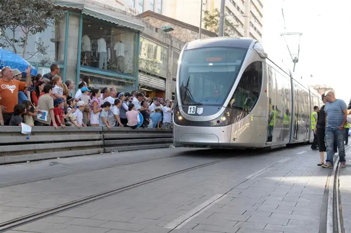 "תחילת השיפור באיכות החיים שהרכבת הקלה מביאה לעיר". הרכבת ברחוב יפו בירושלים