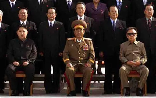 און נראה דומה מאוד לאביו, ויש הטוענים כי גם לסבו, מייסד המדינה קים איל סונג