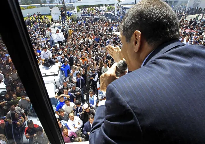 נשיא אקוודור, רפאל קוראה, מנסה לדבר אל המפגינים ממשכנו בקיטו