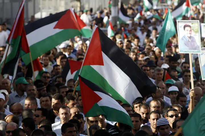המשתתפים נשאו את דגלי פלסטין וקראו "השהידים הם המפוארים והאצילים שבבני האדם". ההפגנה, היום