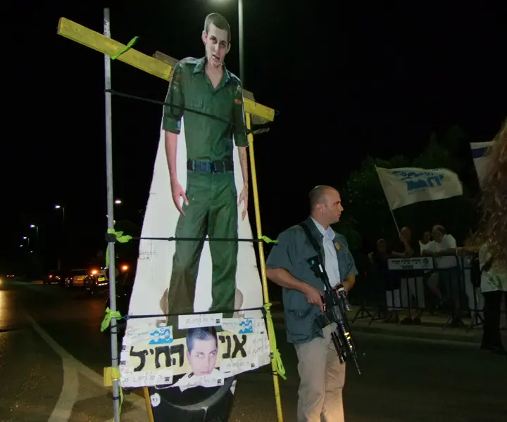 מאבטחי ראש הממשלה, מונעים מהמפגינים לחסום את שיירת ראש הממשלה, אמש