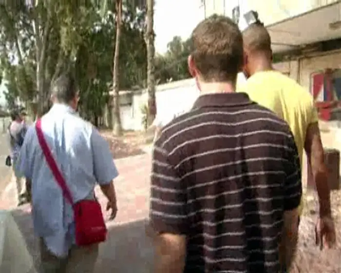 המפגינים נשאו שלטים: "אחרי שלא מתתי בקרב, אתם הורגים אותי בבית המשפט"