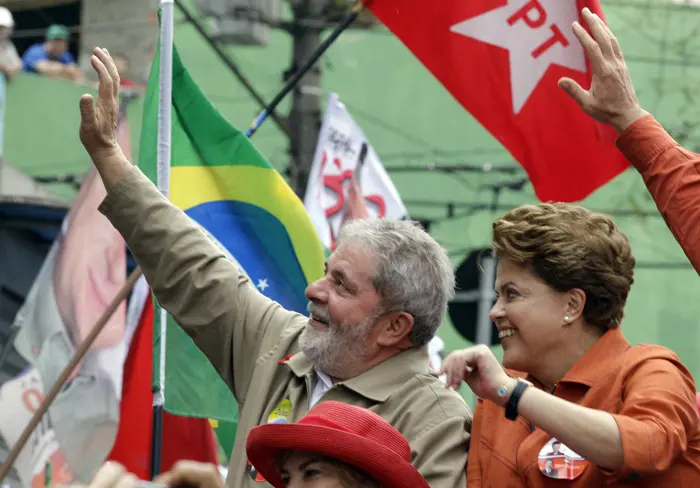 תהיה הנשיאה הראשונה של ברזיל. בתמונה רוסף ונשיא ברזיל הנוכחי לולה דלה סילבה