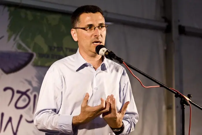 "חופש אקדמי צריך לכלול פלורליזם בחומר הלימוד". סער