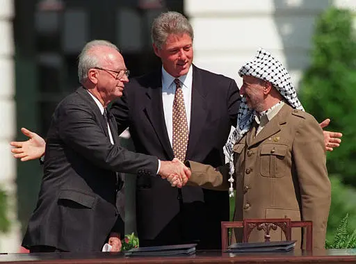היה משיג הסכם שלום תוך שלוש שנים. יצחק רבין ויאסר ערפאת בטקס חתימה על הסכמי אוסלו בבית הלבן ב-1993