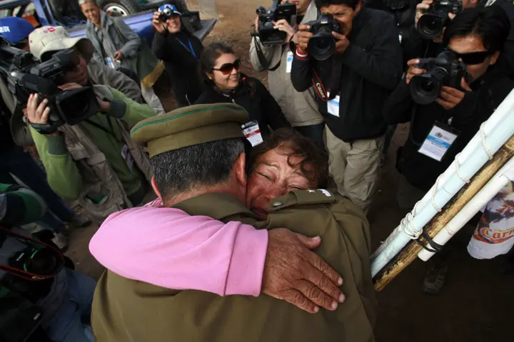 קרובי המשפחה של הכורים הלכודים בצ'ילה שמחים על ההודעה כי חילוצם קרב