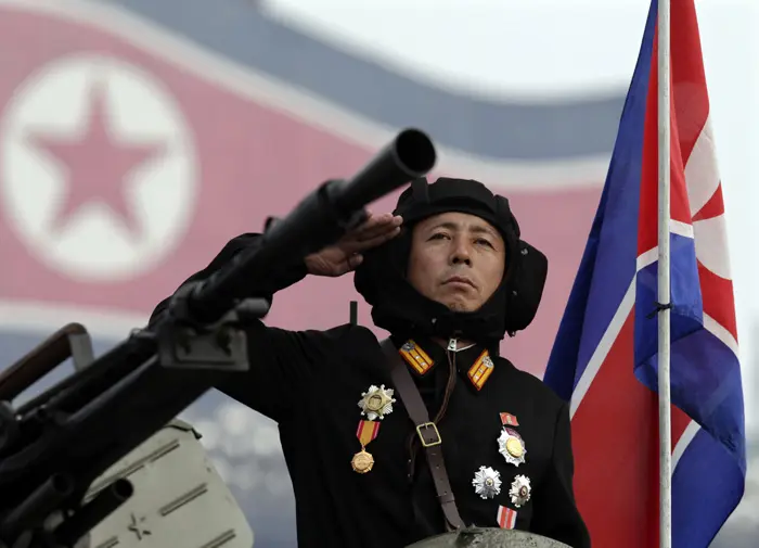האם יצליחו לשכנע את הטייסים להשמיד את כלי הטיס? מצעד צבאי בקוריאה הצפונית