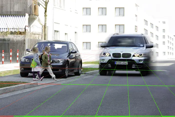 המערכת בונה תמונה דיגיטלית מסביב לרכב ומודעת למיקומם של הולכי הרגל גם אם הם מוסתרים