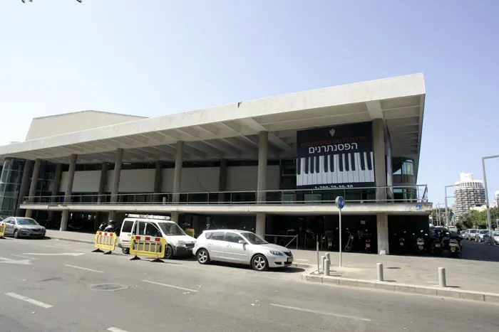 בגינדי גם רכשו את רוב החנייה הצמודה להיכל. היכל התרבות בתל אביב