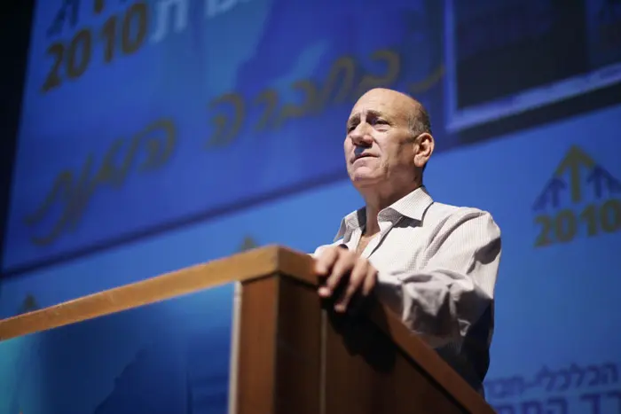 "הפרקליטות שוב מוכיחה שהיא לא מסוגלת לחקור את עצמה". אולמרט