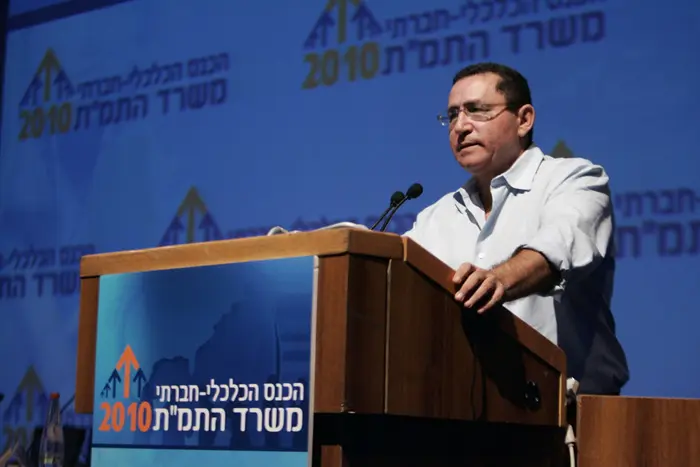 "שכר הבכירים - שערוריה". יו"ר הסתדרות העובדים עופר עיני