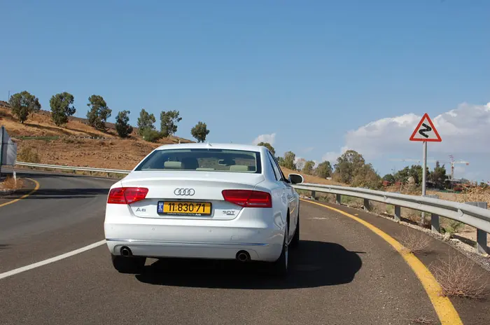 לטובת חלוקת המשקל, המצבר עבר אל תא המטען