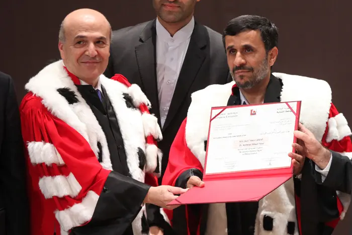 אחמדינג'ד מקבל תואר ד"ר לשם כבוד מאוניברסיטת ביירות