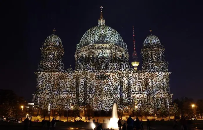 קתדרלת ברלין מוארת במהלך פסטיבל האורות בבירה הגרמנית