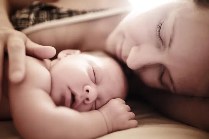בשלב הזה תינוקות מתחילים לישון פחות ולהיות ערים יותר