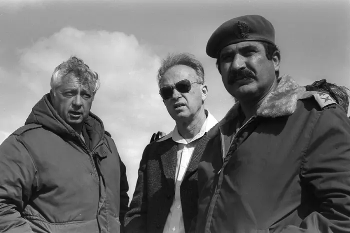 בן דודו של סבו של עומר. יקותיאל אדם עם יצחק רבין ואריאל שרון