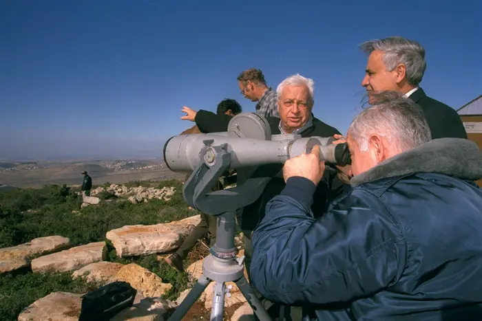 שרון עם משה קצב ובנימין נתניהו בביקור ביהודה ושומרון