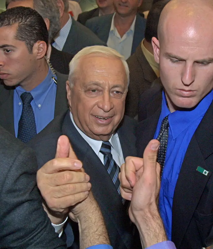 אריאל שרון מוקף מאבטחים בזמן כנס בחירות בחולון - פברואר 2001