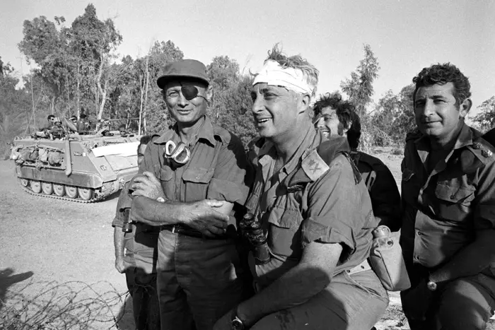 משה דיין ואריאל שרון בסיון בתעלת סואץ בתקופת מלחמת יום הכיפורים