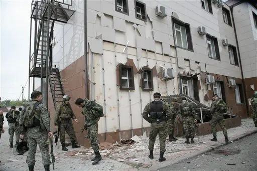 האלימות בקווקז נמשכת. אנשי יחידת הכוחות המיוחדים סמוך לבניין הפרלמנט