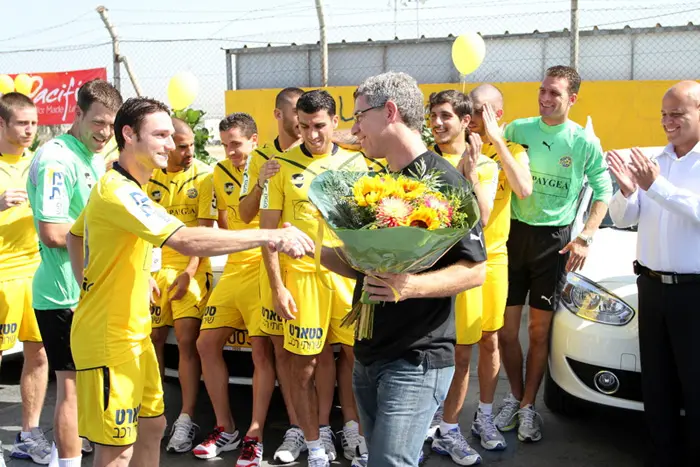 בעלי מכבי תל אביב, מיטש גולדהאר, נותן פרחים לשחקן הקבוצה, יובל אבידור