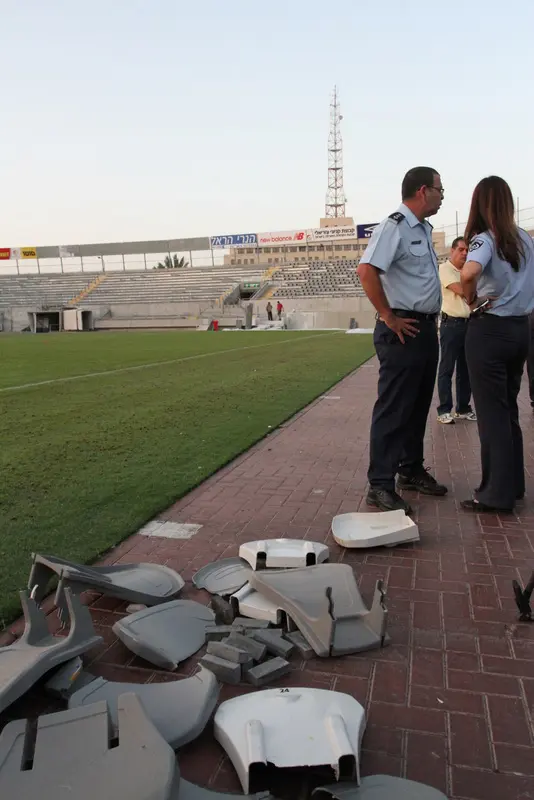 גם בית"ר לדין. משטרת ישראל מציגה את הכסאות שזרקו האוהדים בבלומפילד
