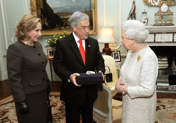 נשיא צ'ילה פיניירה מעניק למלכה אליזבת אבן מהמכרה שקרס