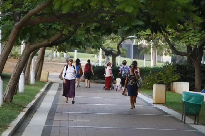 באוניברסיטת בר אילן טענו בתגובה כי "הסטודנטים שווים בזכויותיהם, אבל שונים באורחות חייהם"