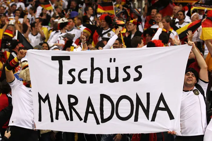 אוהדי נבחרת גרמניה מניפים שלט "להתראות מראדונה" לאחר התבוסה 4:0 בגביע העולם