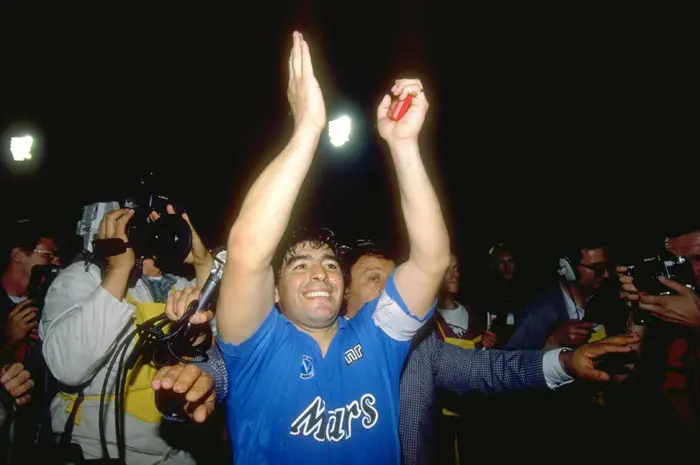 דייגו מראדונה חוגג זכייה של נאפולי בגביע אופ"א ב-1989