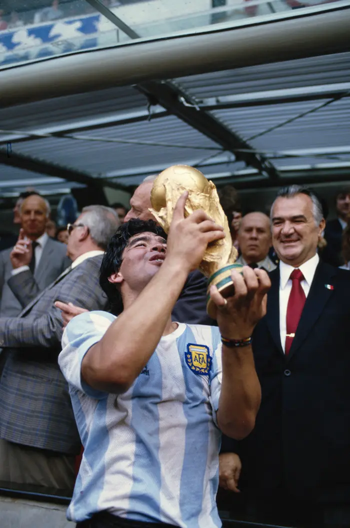 דייגו מראדונה שחקן נבחרת ארגנטינה מניף את גביע העולם ב-1986