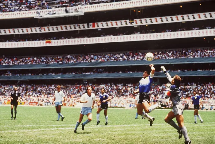 דייגו מראדונה שחקן נבחרת ארגנטינה מבקיע שער בידו מול אנגליה במונדיאל 1986