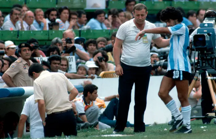 דייגו מראדונה שחקן נבחרת ארגנטינה לאחר שהורחק מול נבחרת ברזיל במונדיאל 1982