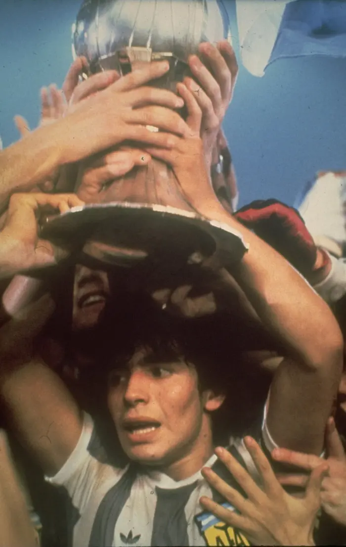 דייגו מראדונה חוגג זכייה של נבחרת הנוער של ארגנטינה בגביע העולם ב-1979