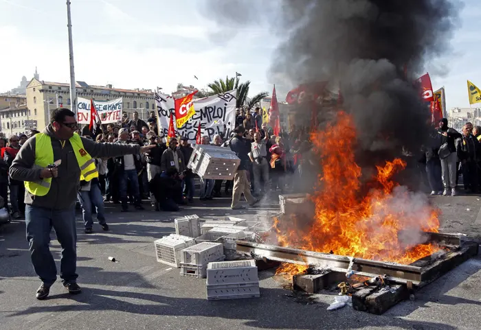 מנהיגי האיגודים בצרפת קראו להמשיך בשביתה ליומיים נוספים.