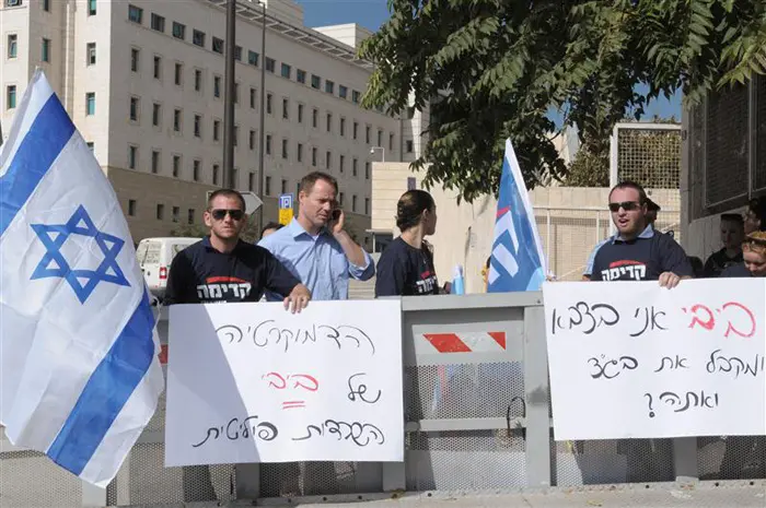 "לא מכירים סטודנטים לתואר ראשון עם שלושה ילדים". חברי קדימה מפגינים מול ועדת השרים