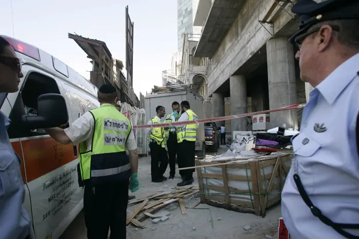 הפלטות נפלו מגובה של 10 קומות והפועל שעמד ברחבת המבנה נהרג במקום